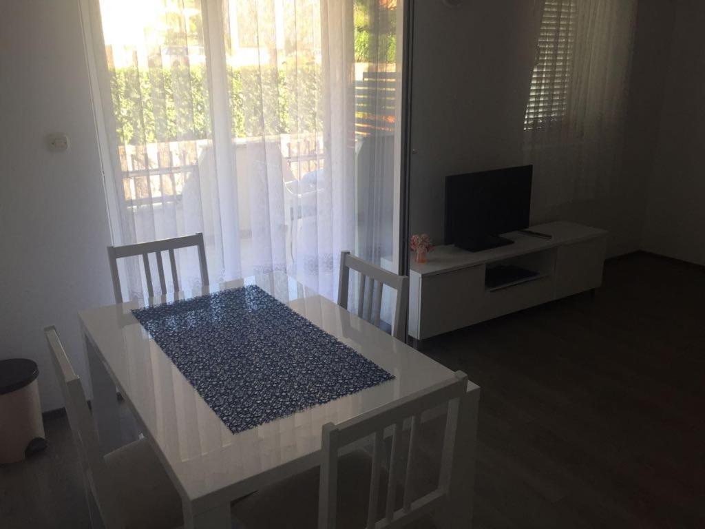 Apartmani Ana Malinska Exterior photo