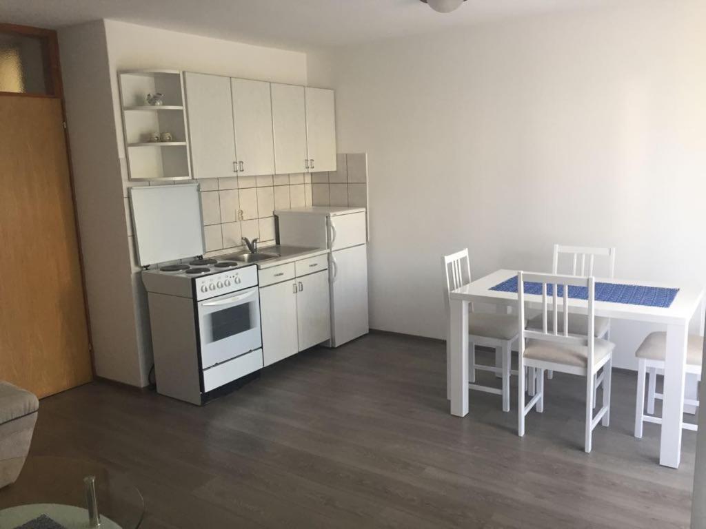 Apartmani Ana Malinska Exterior photo